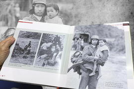 Video: Nữ quân nhân trong bức ảnh 'Cô bộ đội bế bé gái' kể giây phút gặp gỡ định mệnh